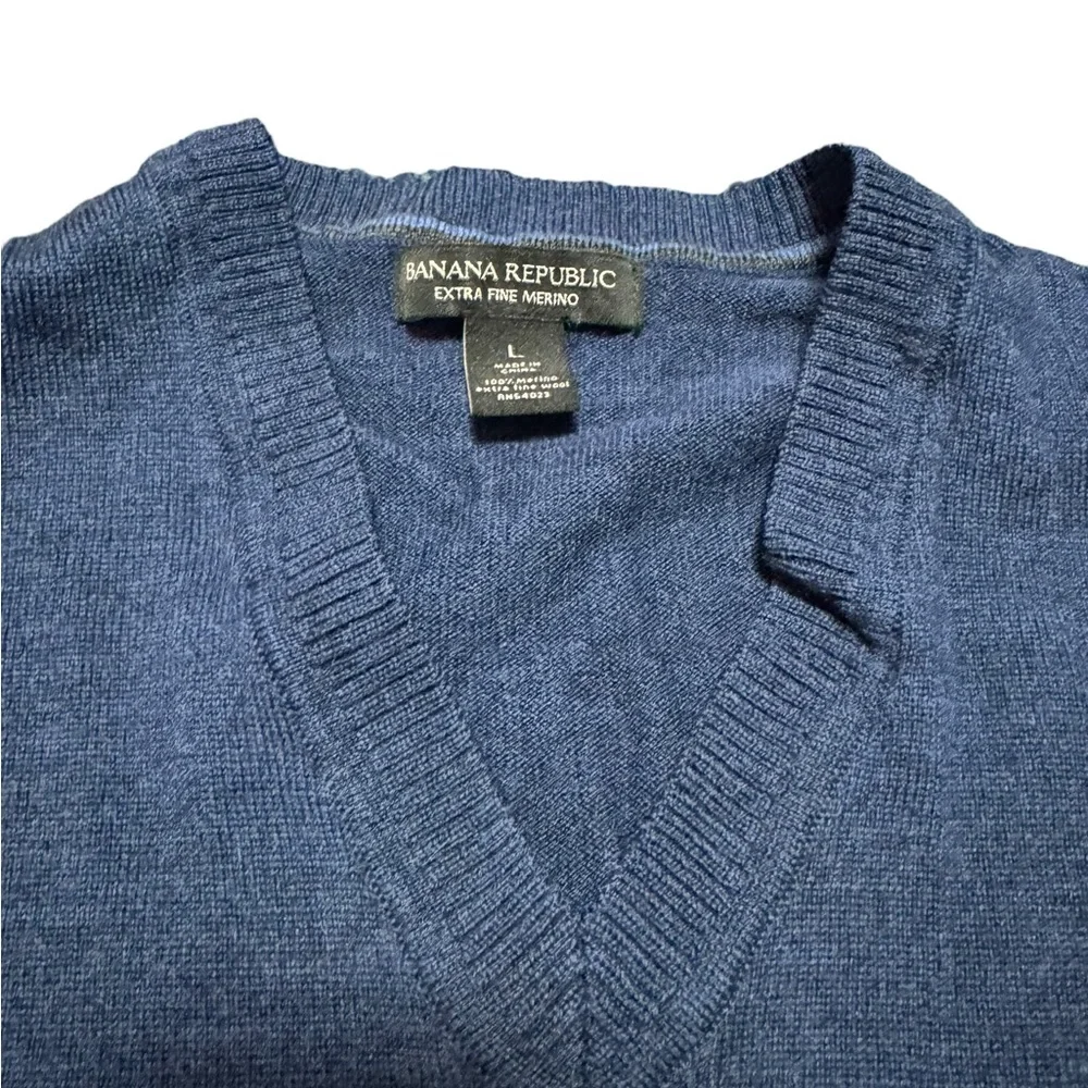 Banana Republic Men’s V-neck Merino Wool Sweater. Steel Blue. Size L. EUC